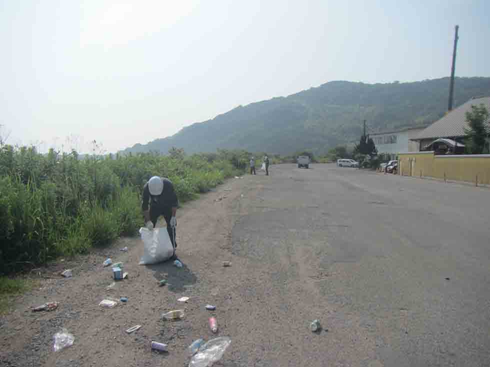 勝浦川土手周辺道路の清掃を行いました。