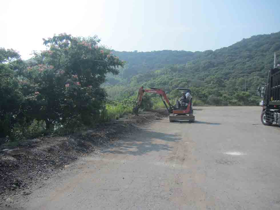 勝浦川土手周辺道路の清掃を行いました。
