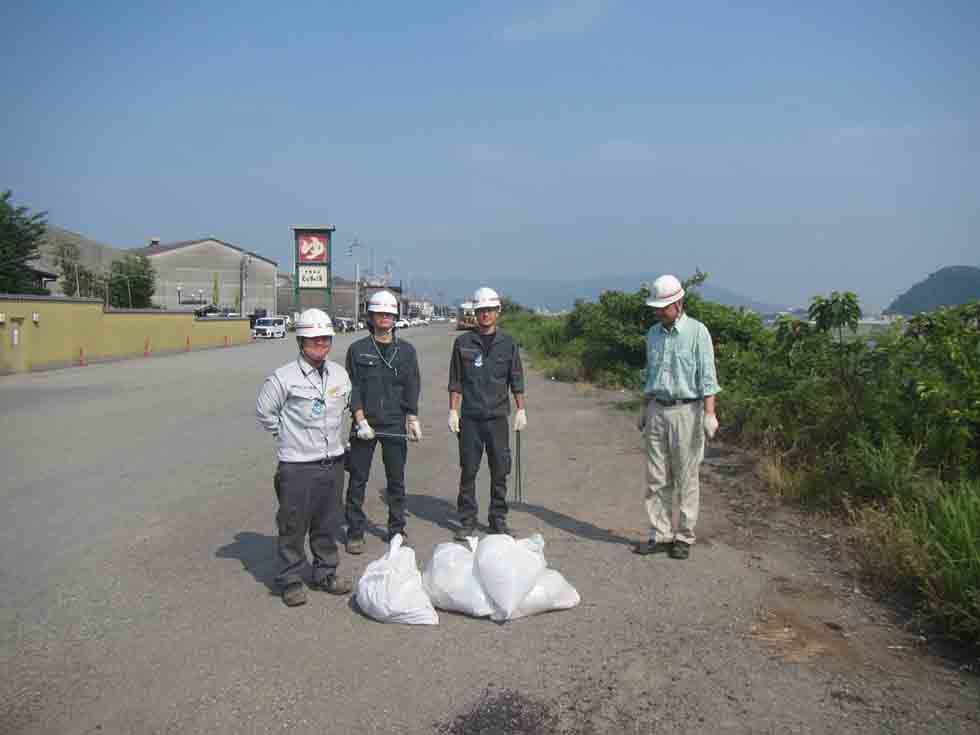 勝浦川土手周辺道路の清掃を行いました。