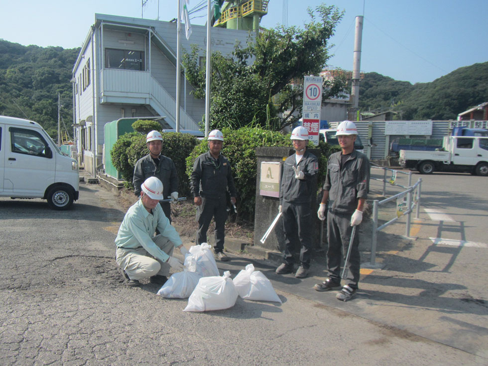 8月1日　工場周辺の清掃活動を行いました。