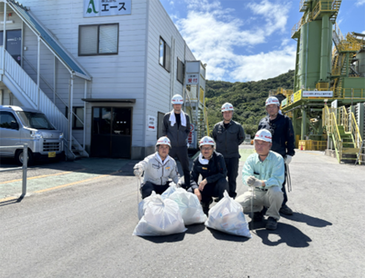８月６日「道路ふれあい月間」「徳島県OURリバーアドプト事業」の清掃活動を行いました。